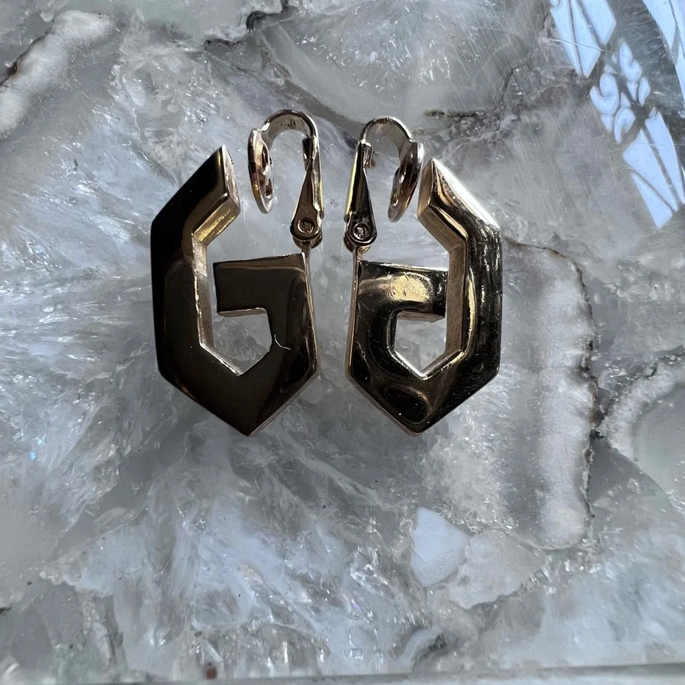 Givenchy earrings gold tone vintage initial G old money style - Picture 5 of 6